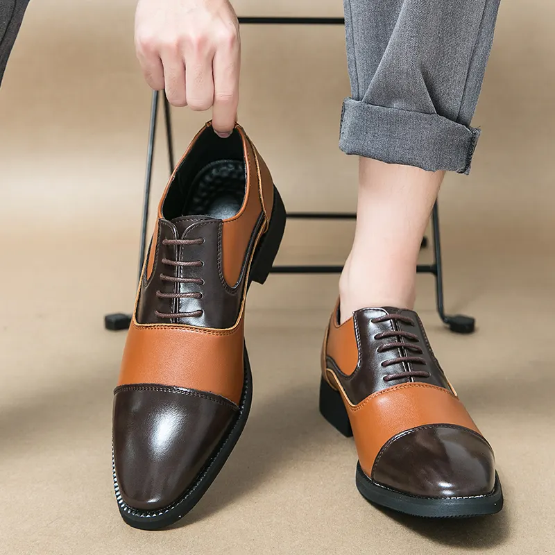Sepatu pantofel kulit Pu untuk pria, sepatu pakaian bisnis gaya ujung lancip bertali warna campuran untuk pria