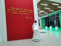 Robot de Marketing Interactif : Assistant d'Accueil Intelligent avec Écran Ultra-Large pour la Publicité et la Génération de Prospects dans les Centres Commerciaux