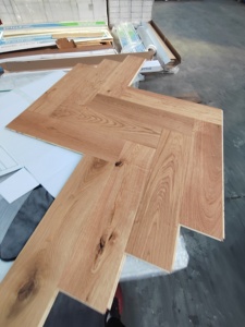 Plancher en bois d'ingénieur à chevrons en chêne européen <span class=keywords><strong>de</strong></span> <span class=keywords><strong>6</strong></span> pouces <span class=keywords><strong>de</strong></span> large et <span class=keywords><strong>de</strong></span> couleur blanche - Product Image 3