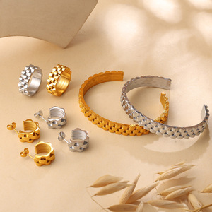 Conjunto de joyería para mujer: pulsera de reloj tipo brazalete abierto, chapado en oro de 18k, acero inoxidable que no se deslustra, anillo tejido y aretes. - Product Image 1