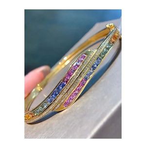 ซินฟลาย ไฟน์ จิวเวลรี่ กำไลข้อมือทองคำ 18k ประดับไพลินสีธรรมชาติ เพชร และพลอยสีรุ้ง - Product Image 1