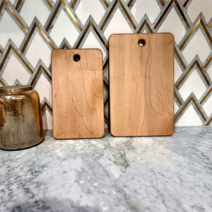 Planche à découper rustique en bois d'acacia faite à la main, durable, pour la préparation des légumes, de la viande et du pain, compatible lave-vaisselle - Product Image 1