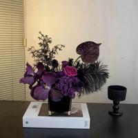 M795 Composition florale réaliste gothique en soie rouge et noire, roses artificielles et lys calla, centre de table sombre pour mariage et décoration d'Halloween