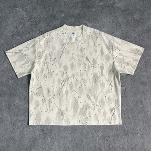 Camiseta de algodón para hombre, de corte holgado y versátil, con diseño desgastado y efecto craquelado, y detalles serigrafiados. - Product Image 2