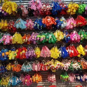 Vente en gros de porte-clés en PVC personnalisés avec un design de dessin animé 3D mignon, porte-clés en caoutchouc souple pour voiture, accessoires - Product Image 2