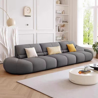 Canapé moderne trois places en tissu moelleux couleur personnalisée avec pieds en bois, design écologique pour appartement et petits salons