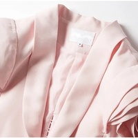 Abrigo de capa a medida Chi personalizado de alta calidad, chaqueta de solapa con chal rosa y hombros acolchados con flores, traje con estilo y vestido ajustado