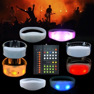 กำไลข้อมือซิลิโคน LED แบบกำหนดโลโก้เองได้ สำหรับงานปาร์ตี้ ตอบสนองต่อเสียงเพลง  กำไลข้อมือ LED RFID ตอบสนองต่อการเคลื่อนไหวสำหรับคอนเสิร์ต - Product Image 4