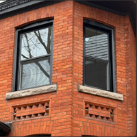 Fenêtres coulissantes de style architectural français, fenêtres en vinyle, cadre en PVC personnalisé à économie d'énergie, ouverture à battant noir