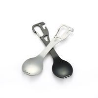 Fourchette-cuillère multifonctionnelle en acier inoxydable avec ouvre-bouteille, ouvre-boîte et mousqueton pour le camping, la randonnée, le trekking et les voyages en plein air