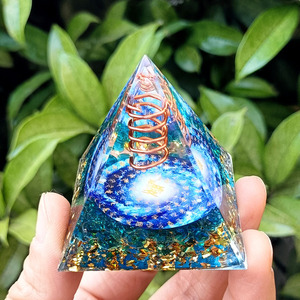 Pyramide en résine époxy avec galets de cristal, ornement de bureau, décoration d'aquarium, cadeau, fonction lumineuse en verre bleu - Product Image 1