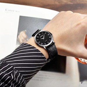 Montre à Quartz Étanche 3ATM en Cuir Décontractée Simple pour Hommes et Femmes, Chiffres Romains, Idéale pour les Couples - Vente en Gros pour le Secteur de la Mode - Product Image 6