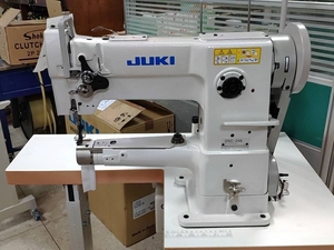 Máquina de Coser Plana Jukis DSC-246 de Cabezal Cuadrado Pequeño, de Una Sola Aguja, con Alimentación de Tela Integrada - Product Image 1