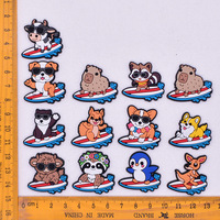 Breloques de chaussures personnalisées en gros, série animaux de surf, breloques de chaussures kawaii de luxe pour décorer les chaussures en toile et les chaussures à trous