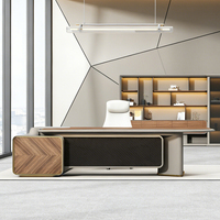 Bureau de direction moderne en forme de L, table de patron de luxe en bois avec grand meuble latéral pour projet commercial