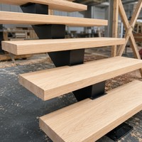 Escalier flottant moderne sur mesure en acier à poutre unique pour intérieur, marches en bois massif, balustrade en verre ultra-transparent