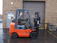 Chariot élévateur industriel CPCD20 de fabrication chinoise très demandé avec mât réglable en hauteur pour les opérations de stockage des petites entreprises.