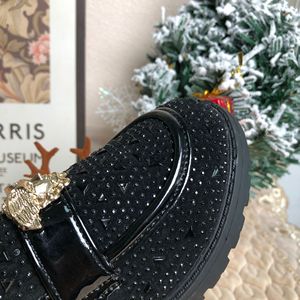 Nuove <span class=keywords><strong>Scarpe</strong></span> Unisex alla Moda con Strass, Stile Coreano, in Pelle PU Nera Lucida con Fibbia Dorata per Bambini e Adulti - Product Image 4