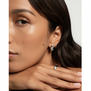 Boucles d'oreilles pendantes tendance avec un design élégant de clous pendants - Product Image 1