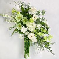 Composition florale moderne en soie artificielle pour allée de mariage, respectueuse de l'environnement, réaliste, blanc et vert