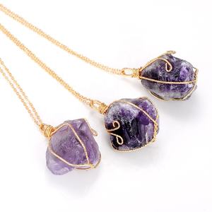 Kalung Liontin Batu Kasar Alami Tidak Teratur, Kalung Liontin Amethyst, Kalung Bungkus Kawat Berlapis Emas Buatan Tangan - Product Image 3