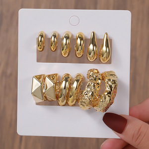 Boucles d'oreilles tendance en or en forme de goutte d'eau et en C, ensemble de boucles d'oreilles irrégulières rétro en acrylique pour femme, collection Printemps 2025 - Product Image 2