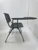 Chaise de formation empilable avec grande tablette d'écriture, panier de rangement, cadre en acier en forme de cœur, chaise d'étudiant en plastique PP pour salle de classe