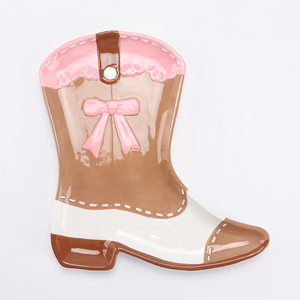 Ensemble salière et poivrière en céramique style western, en forme <span class=keywords><strong>de</strong></span> bottes et <span class=keywords><strong>de</strong></span> chapeaux, blanc avec nœuds roses et accents marron, thème <span class=keywords><strong>cowboy</strong></span> amusant pour les condiments - Product Image 2