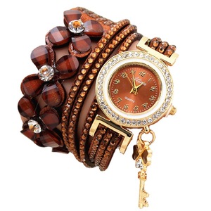 Vente en gros de montres à quartz pour femmes pendentifs clés trèfle à <span class=keywords><strong>quatre</strong></span> feuilles enveloppés dans des montres en velours coréen pour <span class=keywords><strong>le</strong></span> commerce extérieur - Product Image 1