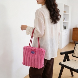 Nuova Borsa Tote da Donna in Finta <span class=keywords><strong>Pelliccia</strong></span> di Lusso, Borsa a Spalla Grande a Righe Soffice e Pelosa, Borsa Shopping Morbida e alla Moda - Product Image 2