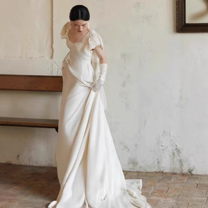 Nouvelle <span class=keywords><strong>robe</strong></span> de mariée française légère, <span class=keywords><strong>robe</strong></span> blanche pour <span class=keywords><strong>femme</strong></span>, col carré, manches courtes, <span class=keywords><strong>satin</strong></span> rétro, longue traîne, voile élégant - Product Image 2