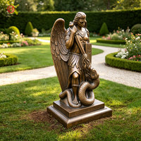 Statue en bronze grandeur nature du Saint-Archange Michel avec épée et bouclier écrasant un serpent, sculpture religieuse de jardin