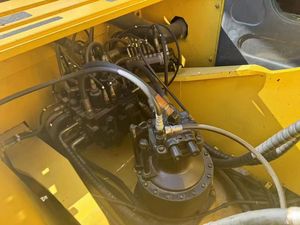 Excavadora de cadenas mediana Kobelco SK260 en excelentes condiciones de trabajo, modelo 2022, alta calidad, original, 26 toneladas, usada, con motor y caja de cambios. - Product Image 6