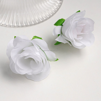 Petites têtes de roses en soie réalistes, matériaux de fleurs artificielles de qualité supérieure pour la décoration de mariage, les projets de bricolage et les décors photographiques.