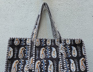 กระเป๋าผ้าฝ้ายทำมือลายดำ พิมพ์ลายดอกไม้สีน้ำเงิน สไตล์วินเทจ โบโฮ เป็นมิตรกับสิ่งแวดล้อม สำหรับขายส่ง - Product Image 4