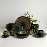 Service de vaisselle EKA de luxe en porcelaine réactive, fait main, style vintage, avec assiettes et tasses à motif ondulé, idéal pour l'hôtellerie et la restauration