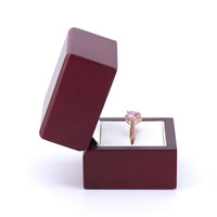 Boîte à bijoux en bois Mele & Co. Rita avec lumière LED, origine Guangdong, forme rectangulaire, édition Saint-Valentin, boîte pour pendentif et bracelet