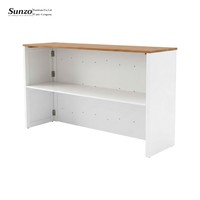 Comptoir de bar commercial moderne personnalisé en contreplaqué avec décor en rotin véritable pour hôtels, mariages et événements