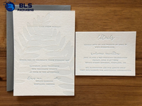 Cartes personnalisées avec impression sur mesure, texte gris argenté et motif épine de fer gaufré, avec détails personnalisés pour un branding botanique