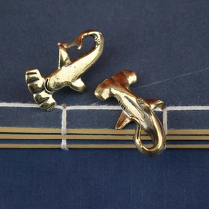 1 pieza Adorno de latón con cabeza de <span class=keywords><strong>tiburón</strong></span> martillado estilo vintage, Figura decorativa de metal creativa para escritorio - Product Image 2