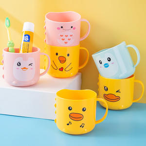 Tazas de Plástico Personalizadas con Diseño de Patito Amarillo para Agua, Jugos, Café, con Asa, de PP - Product Image 1