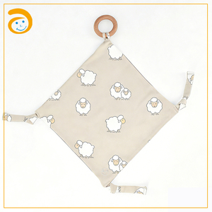 Copertina di Sicurezza per Neonati con Stampa di Pecorella, Peluche Morbido con Anello Massaggiagengive in Legno - Product Image 1