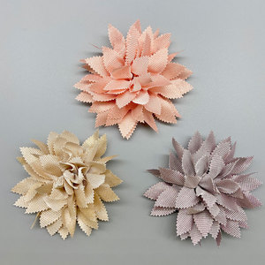 Flores de tela de camelia de 11 cm hechas a mano para accesorios de cabello de boda - Product Image 1
