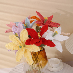 Bouquet de fleurs artificielles en polyester, fleurs de lys crochetées à la main par Kexiang, décoration de bureau, cadeau pour la famille et les amis - Product Image 2