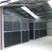 Box pour chevaux en acier galvanisé avec murs en HDPE, toit en acier et mangeoire d'angle