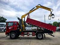Grue à grappin montée sur camion Sinotruk 4x2, grue hydraulique pour bois, grue forestière à vendre