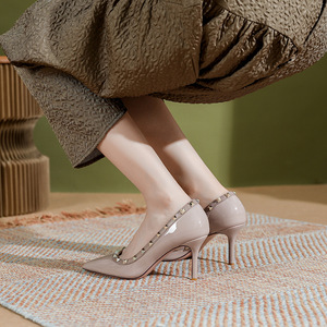 Chaussures de mariée de luxe en cuir verni nude pour femme, collection Printemps-Été 2025, talons hauts sexy à bout pointu, style stiletto, avec rivets latéraux, en PU, pour l'automne - Product Image 2