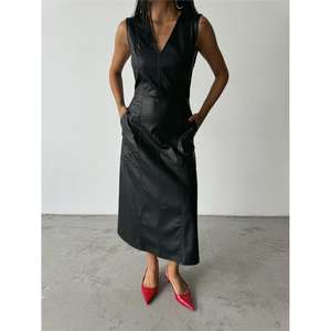 Robe en cuir noir à bretelles, longueur cocktail - Product Image 1