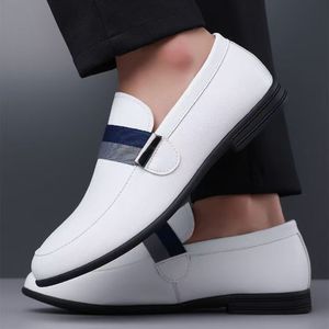 Mocassins en cuir pour hommes à bout rond, semelle extérieure en caoutchouc, tendance automne, décorés de bandes, chaussures décontractées - Product Image 3