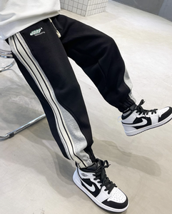 Nuovi <span class=keywords><strong>Pantaloni</strong></span> Casual da <span class=keywords><strong>Ragazzo</strong></span> 2025 con Strisce Laterali in Maglia Traspirante, <span class=keywords><strong>Pantaloni</strong></span> Sportivi alla Moda per Adolescenti, Nero e Grigio - Product Image 6